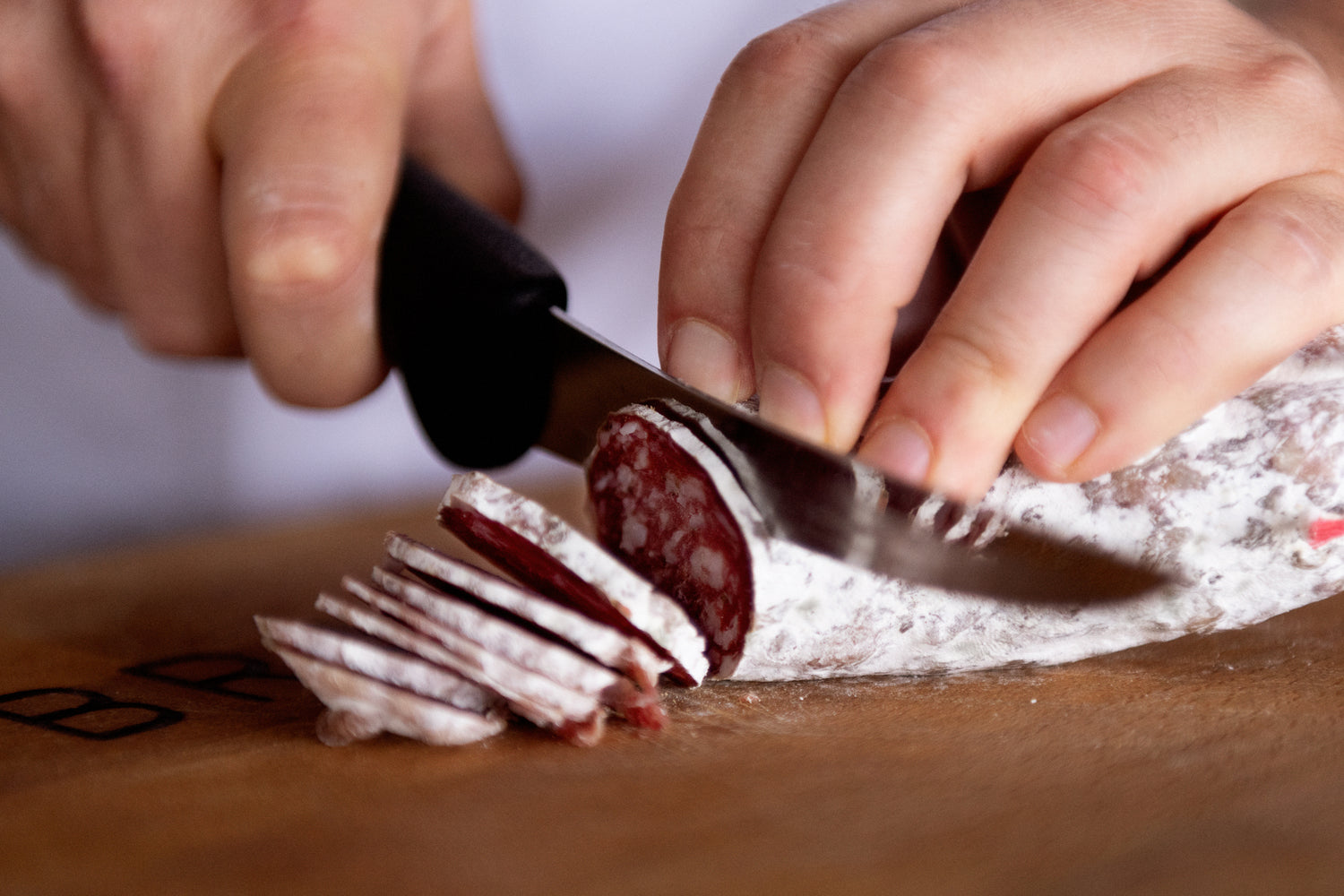 Brandt & Levie - eet beter vlees - goed gehouden varkens - droge worst - charcuterie - aansnijden - worst snijden - borrelplank